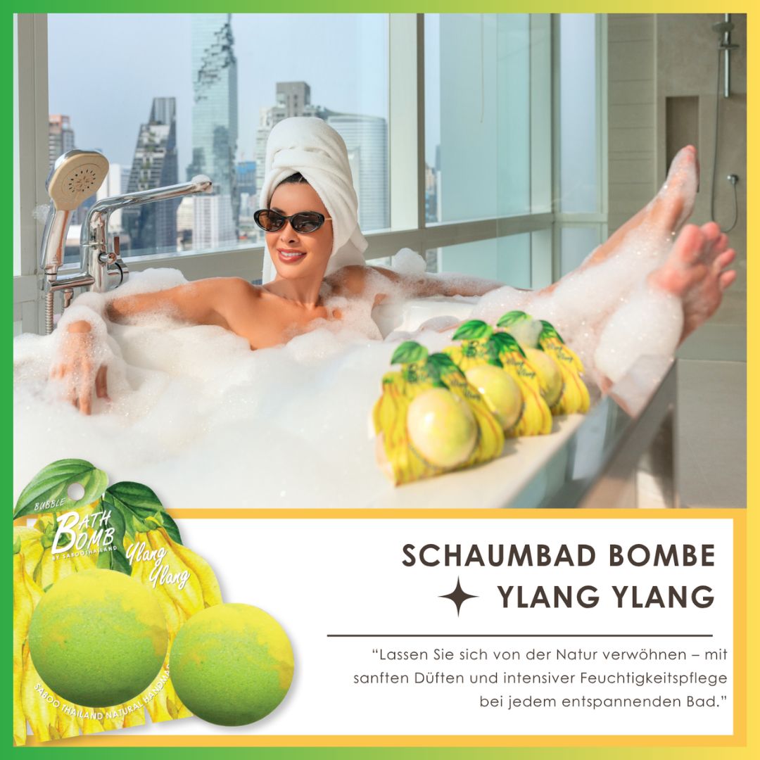 Frau in Badewanne mit Schaum. Badbomben und Text: Schaumbad Bombe Ylang Ylang. Text: sanfte Düfte.