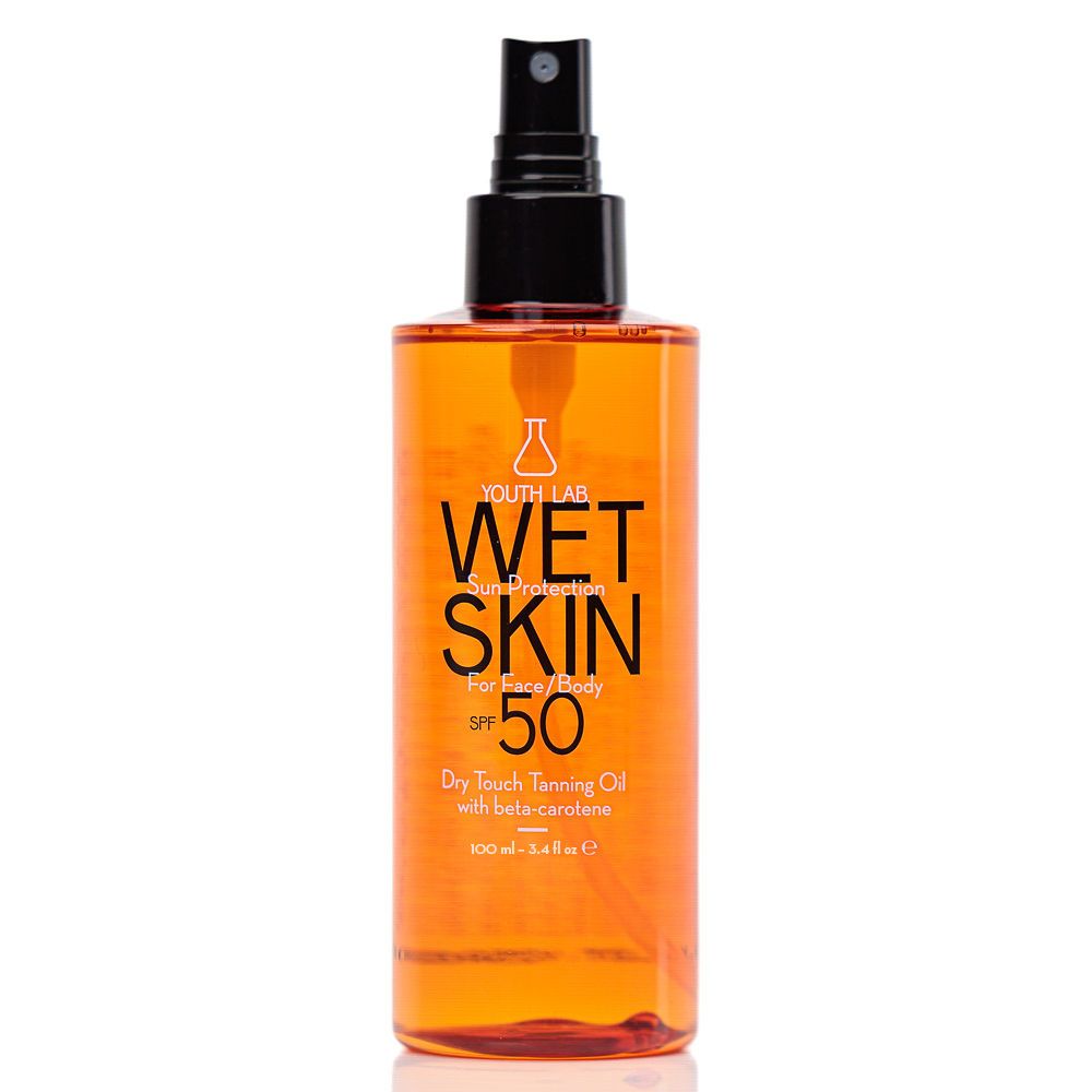 Sprühflasche mit orangefarbenem Inhalt. Aufschrift: YOUTH LAB WET SKIN SPF50. Trocken-Tanning-Öl mit Beta-Carotin. 100 ml.