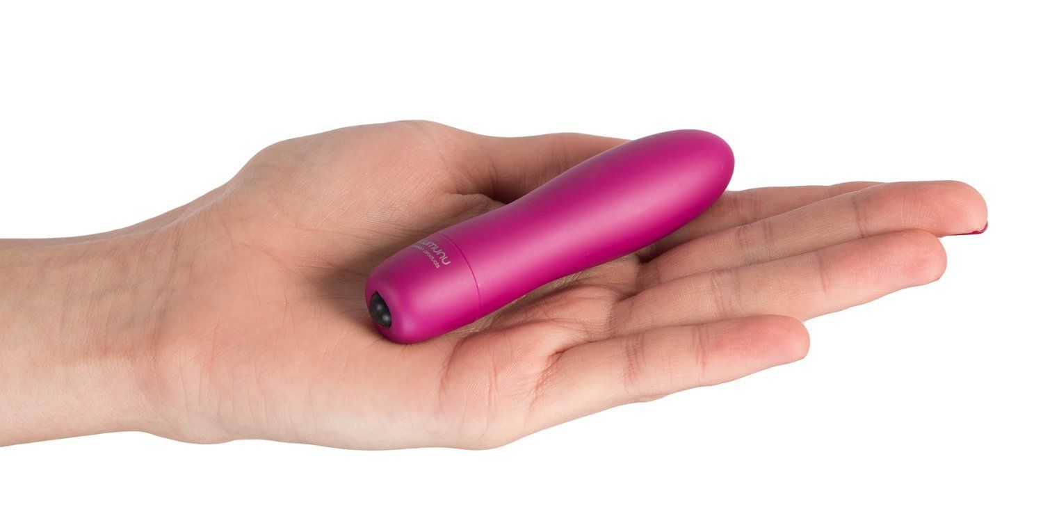 Pinkfarbener Minivibrator in einer Hand gehalten. Zylindrische Form. Marke "Lumunu" am unteren Ende.