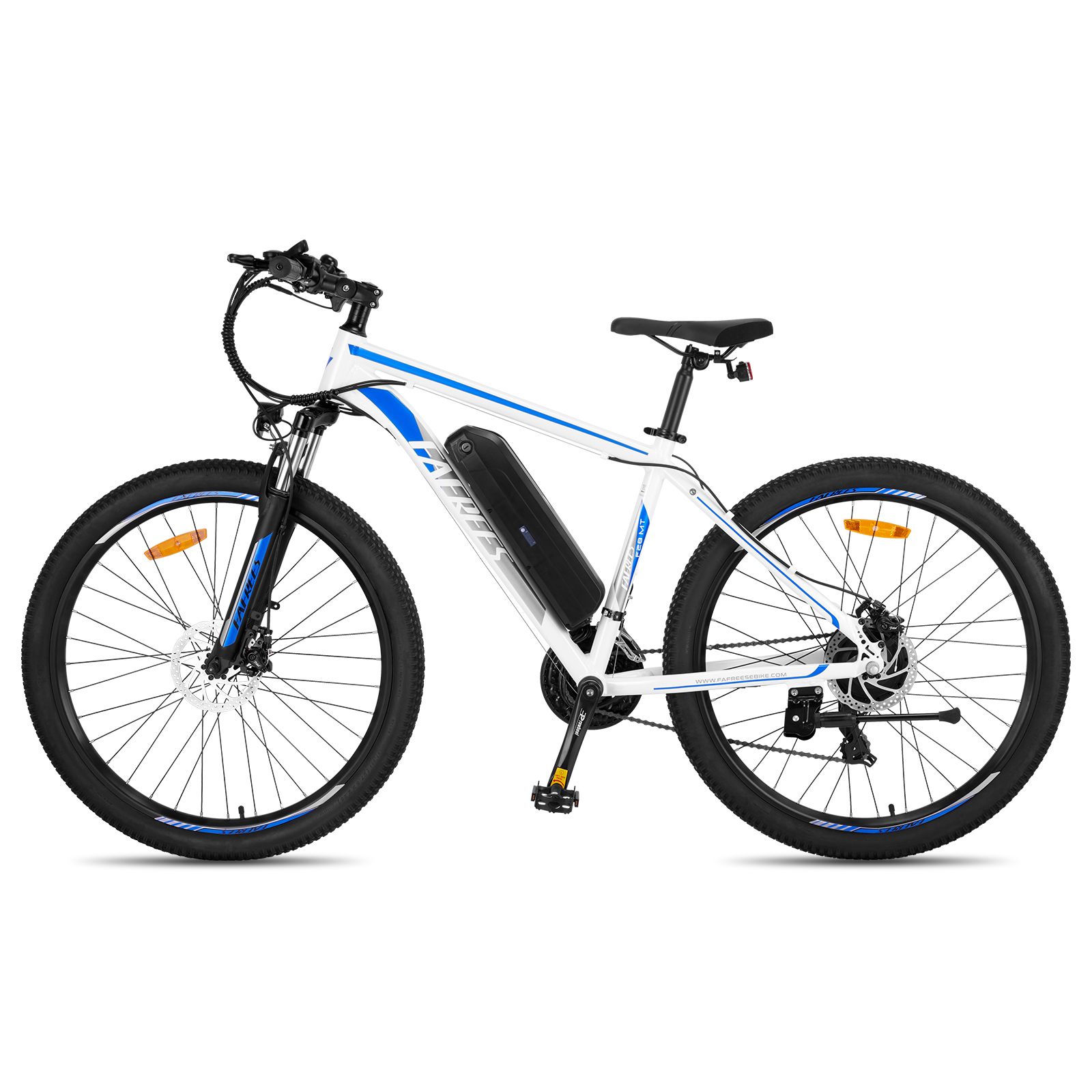 Weißes E-Mountainbike mit blauen Akzenten. Schwarze Reifen, Sattel und Lenker. Akku am Rahmen.