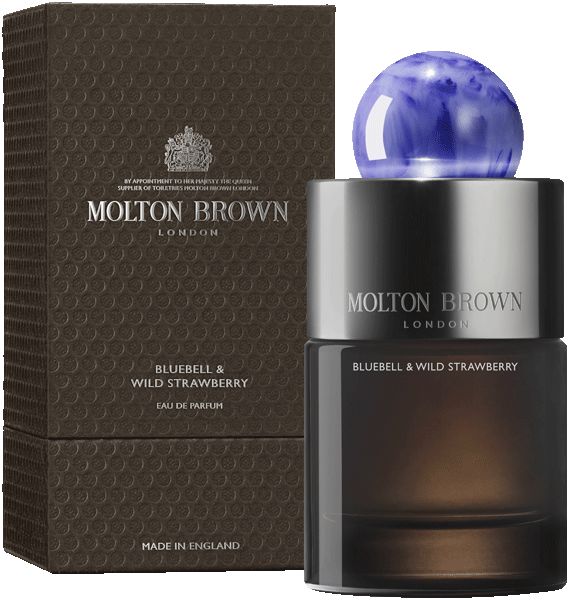 Flakon mit blauer Kappe und brauner Schachtel. Aufschrift: Molton Brown London, Bluebell & Wild Strawberry, Eau de Parfum. Hergestellt in England.