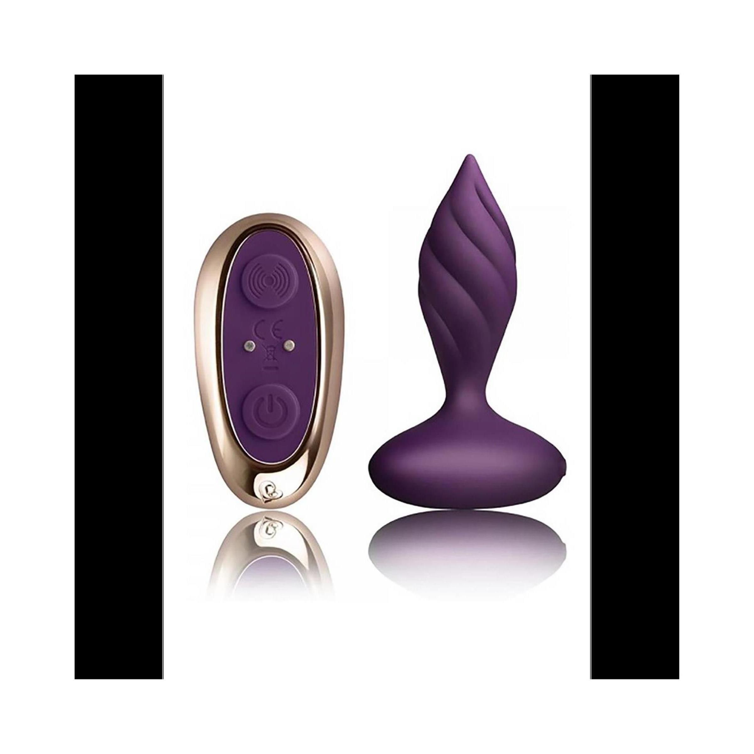 Lila Butt Plug und goldfarbene Fernbedienung. Fernbedienung mit Knöpfen. Produkt mit spiralförmiger Struktur.