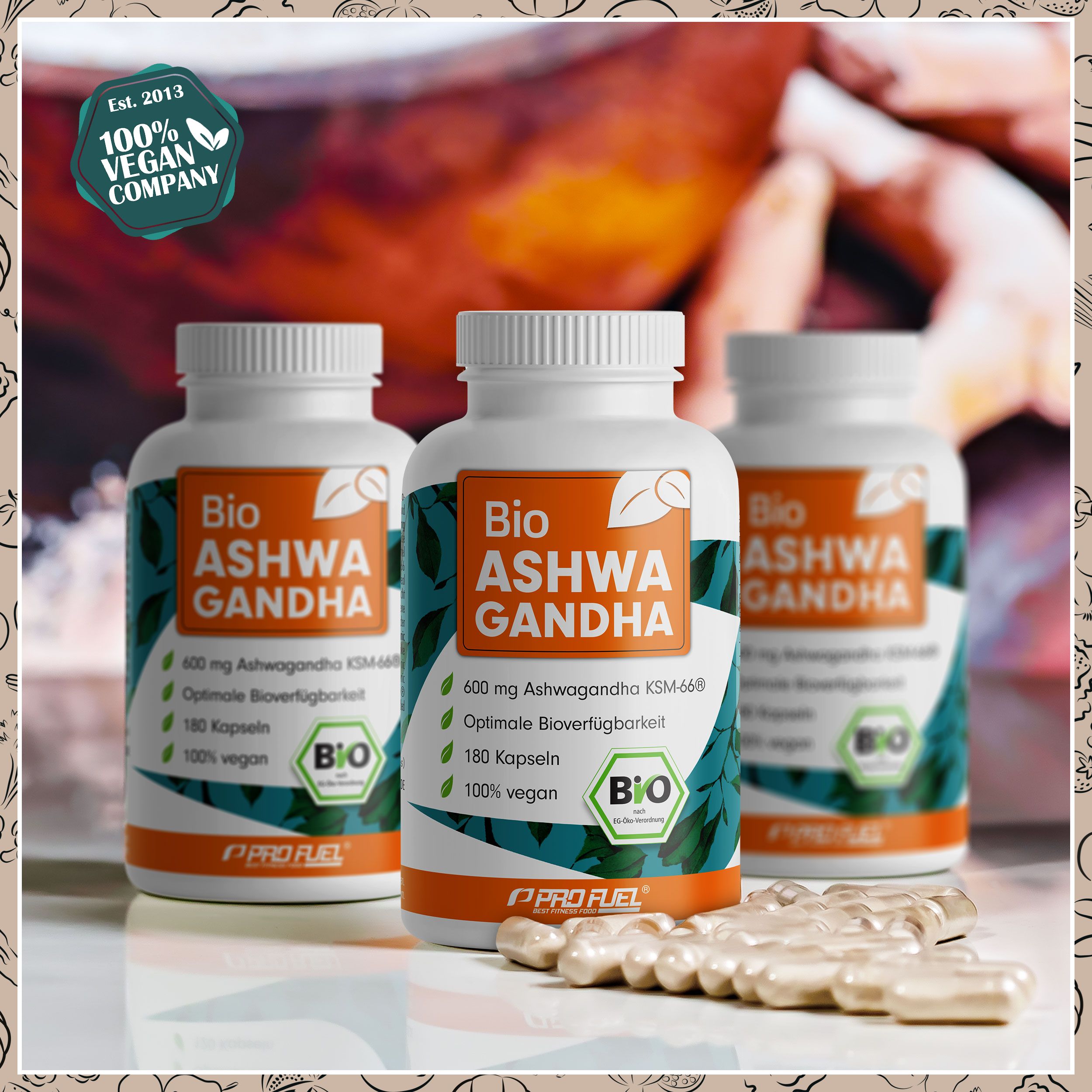 Drei weiße Flaschen mit orangefarbenem Etikett. Aufschrift: Bio Ashwagandha. 180 Kapseln. Vegan. Bio-Siegel. Kapseln daneben.