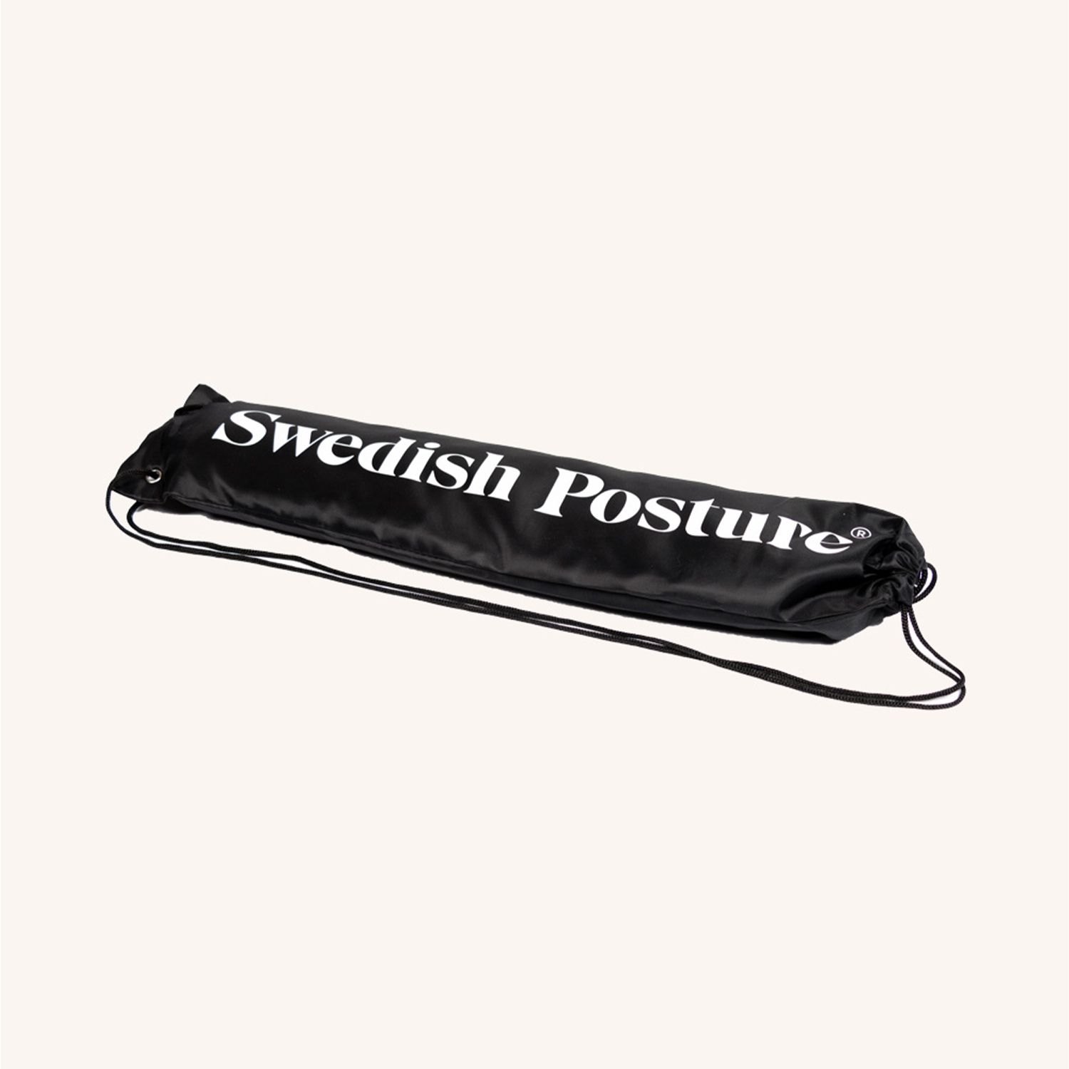 Schwarze Tragetasche mit weißem Logo. Kordelzug. Aufschrift: Swedish Posture.