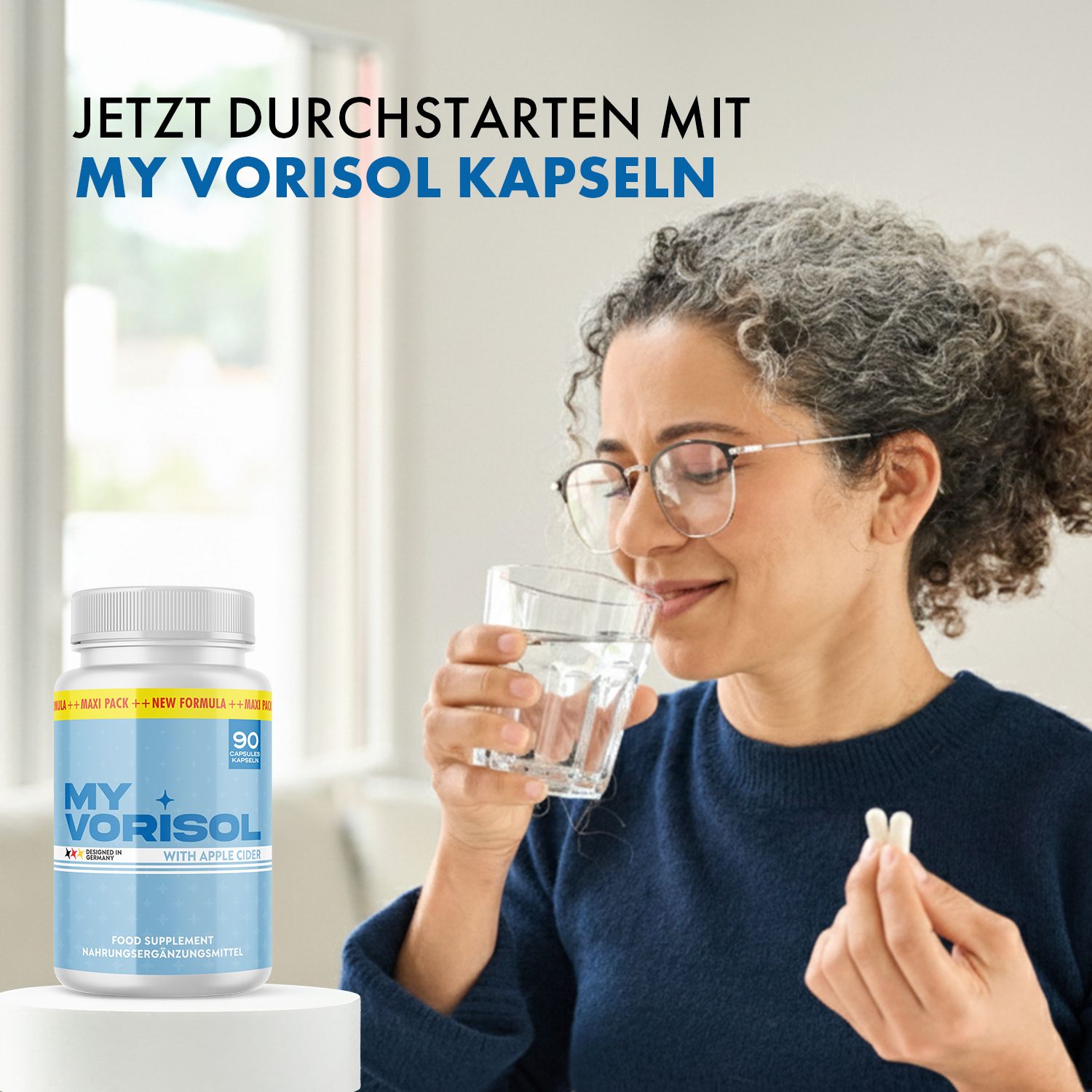 Frau trinkt Wasser, hält Kapseln. Flasche MY VORISOL im Hintergrund. Aufschrift: MY VORISOL Kapseln, 90 Kapseln. Nahrungsergänzungsmittel.