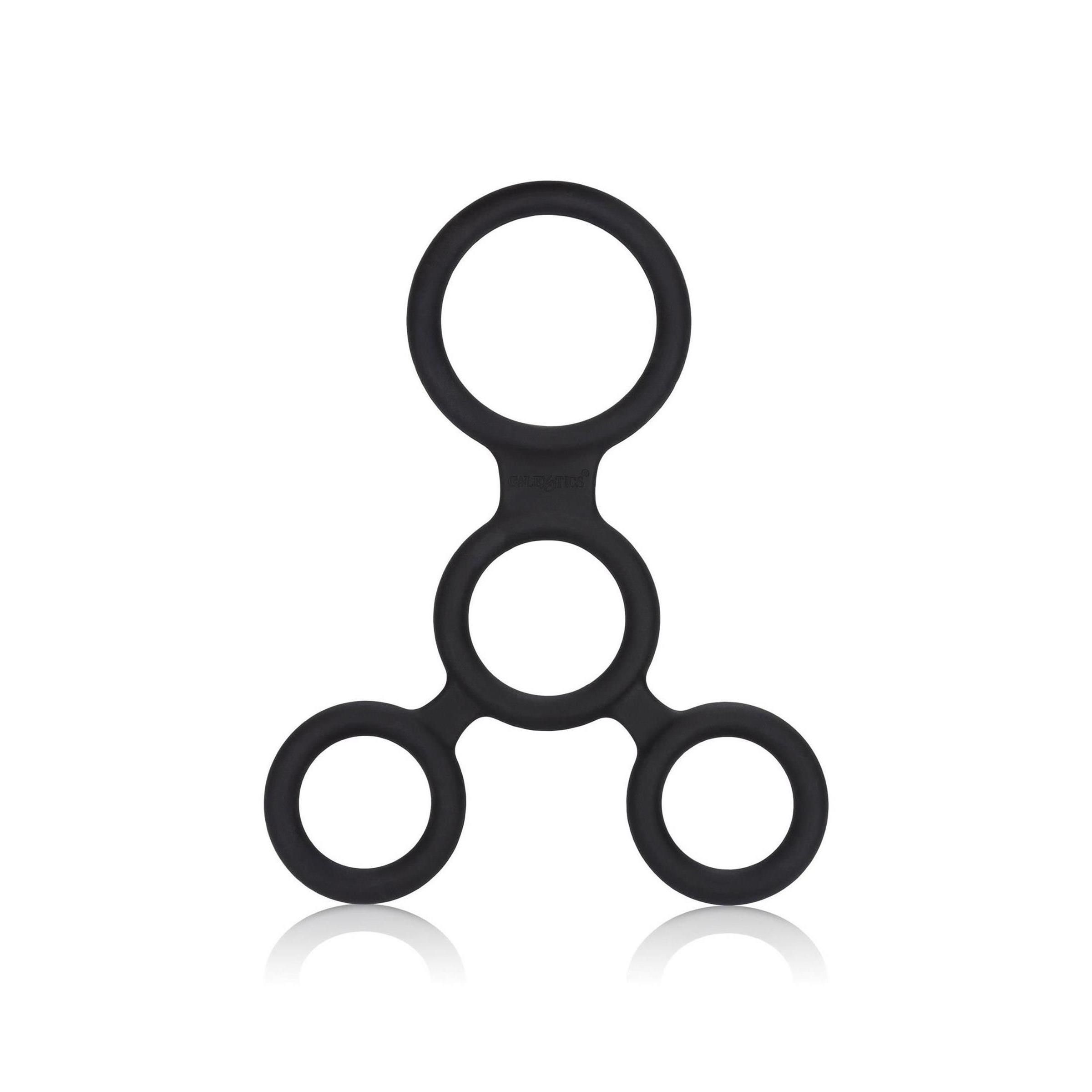 Schwarzer Erektionsspreizer mit drei Ringen und einem zentralen Ring. Aus Gummi oder Silikon. Auf weißem Hintergrund.