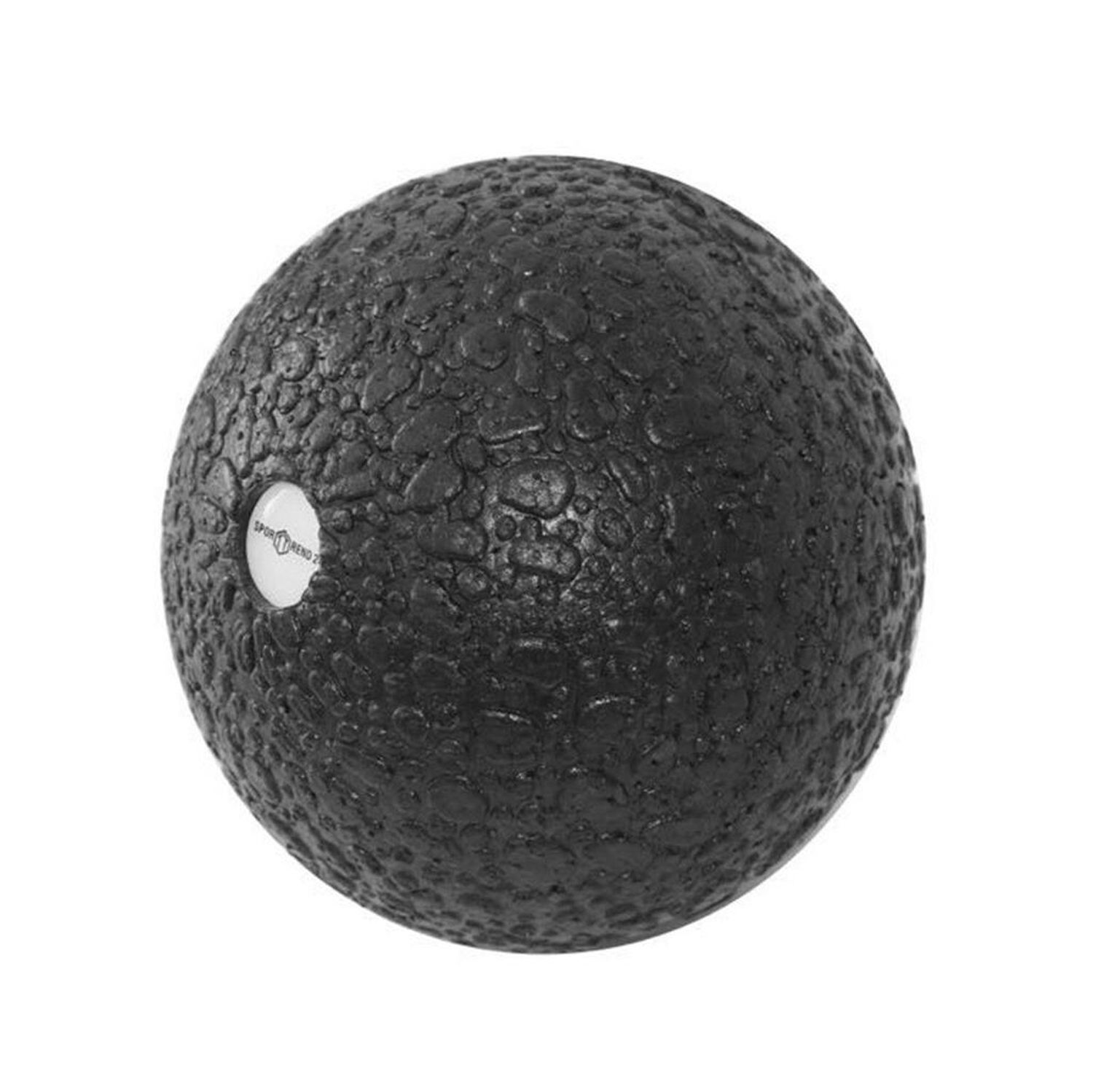 Schwarzer Faszienball mit Logo. Runde Form, raue Oberfläche.