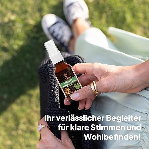 Person hält Sprühflasche in der Hand, sitzt im Freien. Aufschrift: Propolis Halsspray. Text: Ihr verlässlicher Begleiter für klare Stimmen und Wohlbefinden!