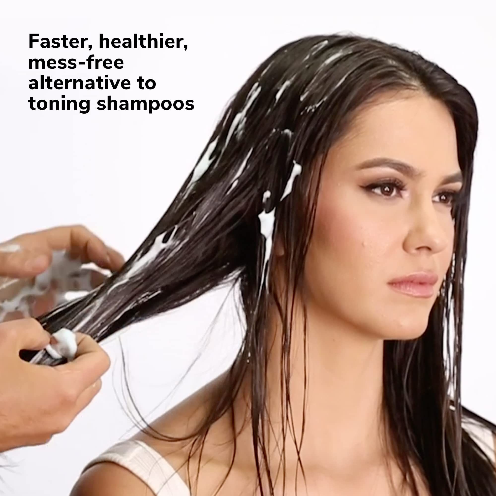 Person mit nassen Haaren. Hände tragen hellblaues Schaum auf. Text: Alternative zu Tönungsshampoos.