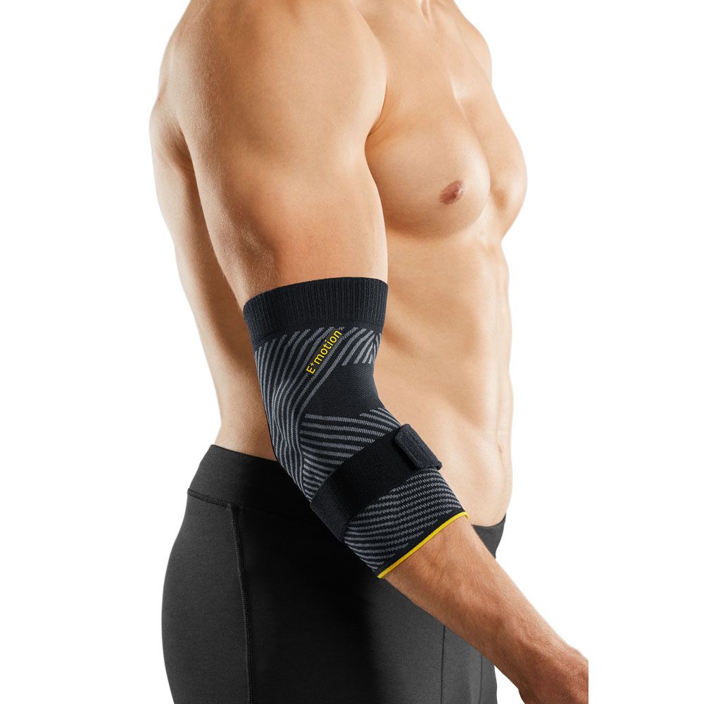 Schwarze Bandage mit grauem Zickzackmuster und gelbem Rand, am Arm eines Mannes getragen.