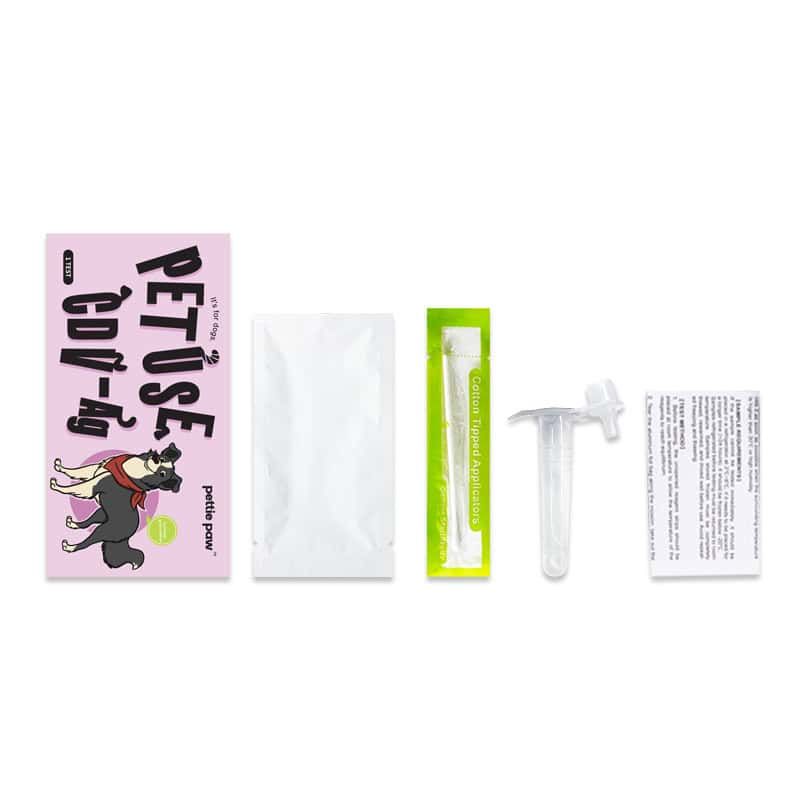 Testkit-Komponenten: Beutel, Tupfer, Röhrchen, Gebrauchsanweisung. Aufdruck: PETuse CDV-ag. Verpackung: rosa Schachtel mit Hund.