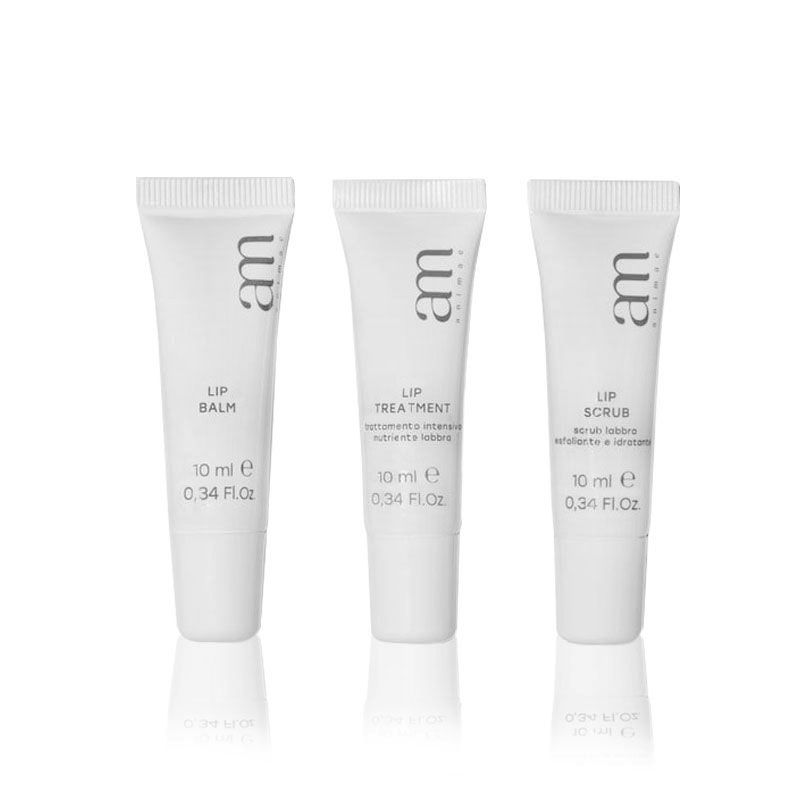Tre tubetti bianchi con logo AM. Scritte: Lip Balm, Lip Treatment, Lip Scrub. Ogni tubetto: 10 ml, 0,34 FL.OZ.