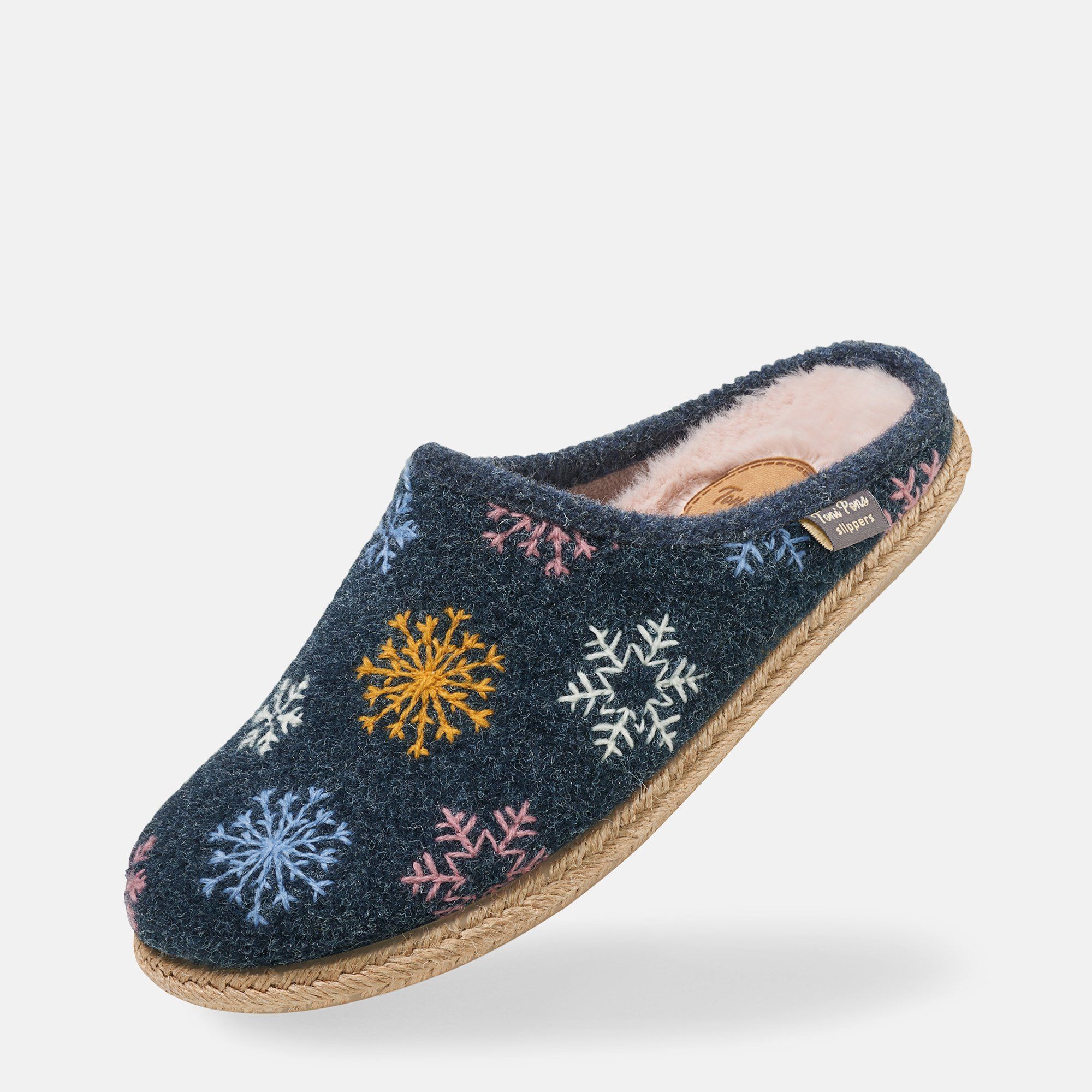 Dunkelblaue Pantolette mit Schneeflockenmuster. Beige Sohle, Innenfutter rosa. Label: Tina Fine Slippers.