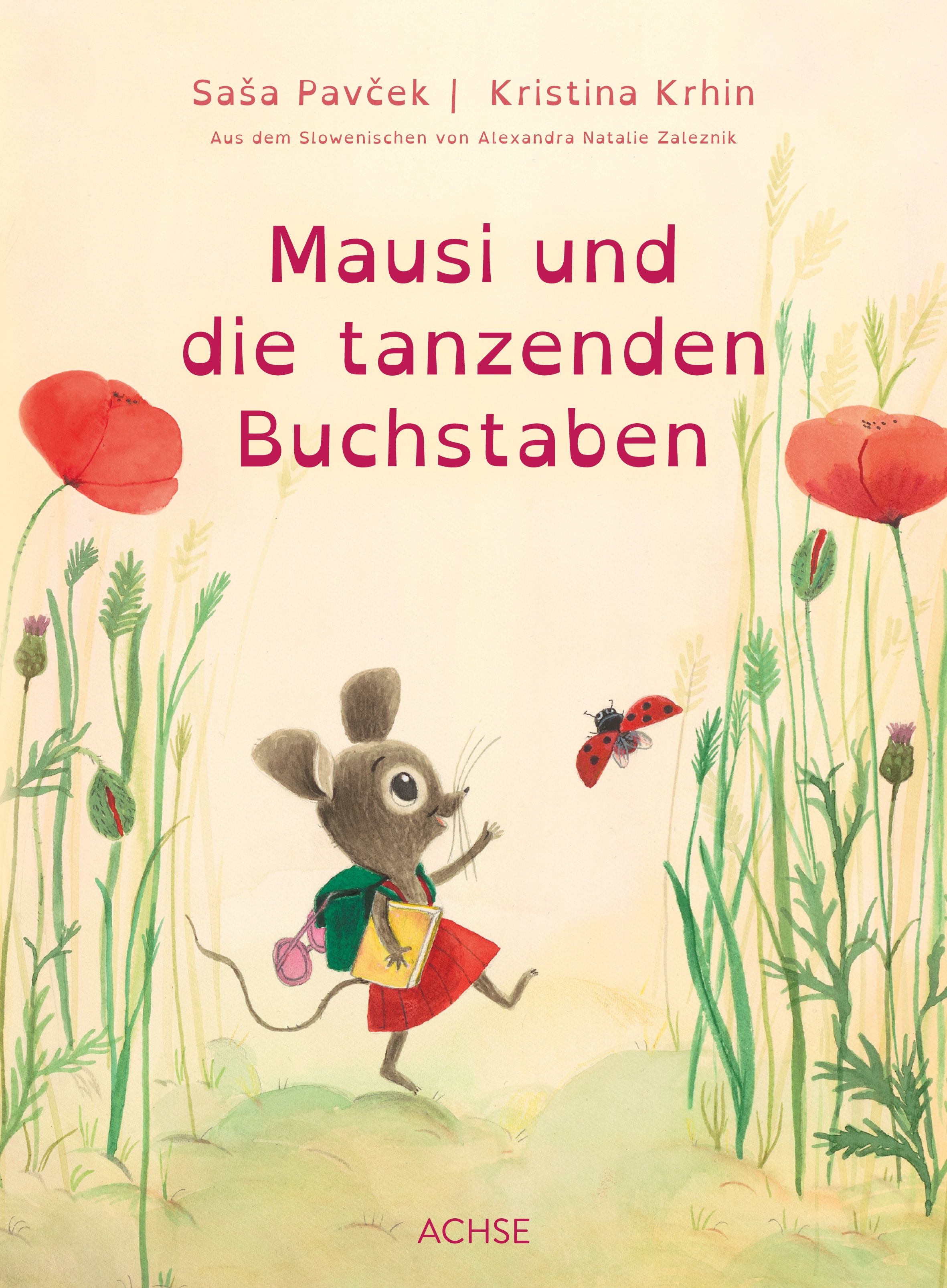 Buchcover: Titel „Mausi und die tanzenden Buchstaben“. Illustration einer Maus mit Rucksack und Buch, umgeben von Blumen und einem Marienkäfer.