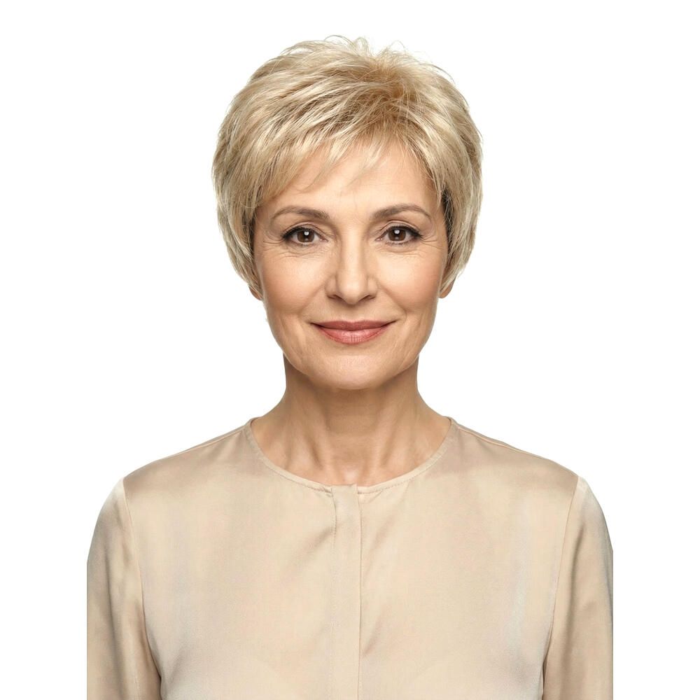 Blond gefärbte Perücke mit kurzem, gestuftem Schnitt. Die Frau trägt ein beiges Oberteil. Frontale Ansicht.