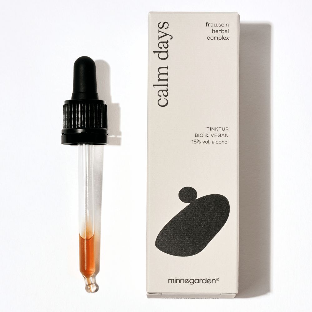Braune Flüssigkeit in einer Pipettenflasche und Verpackung mit der Aufschrift "calm days". Marke: minnegarden.