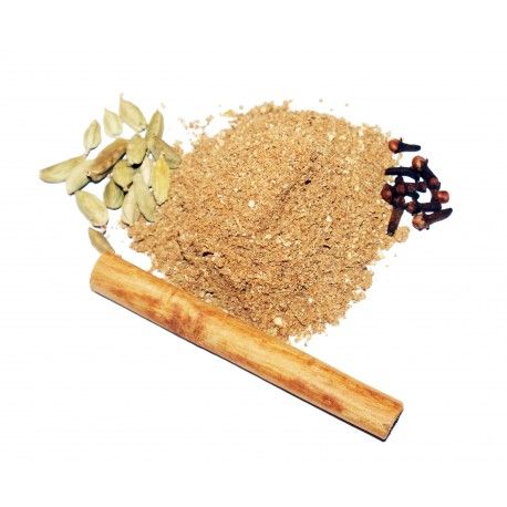 Haufen Lebkuchengewürzmischung mit Kardamomkapseln, Zimtstange und Gewürznelken auf weißem Hintergrund.