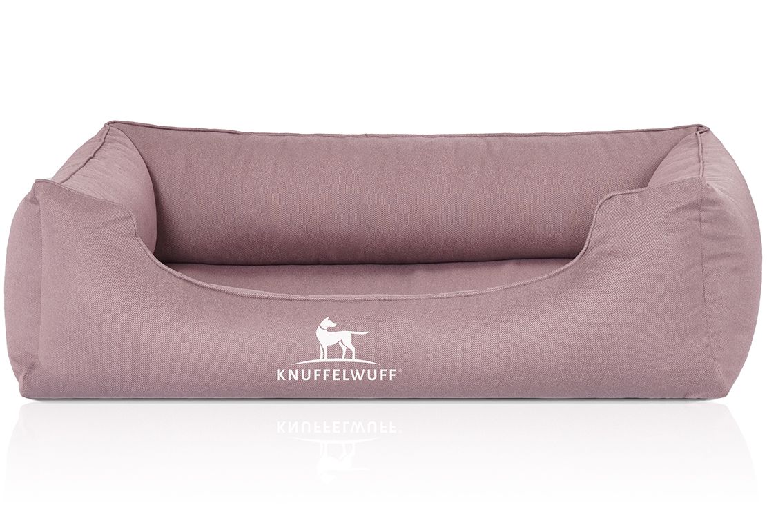 Hundebett in Rosa. Rechteckige Form mit erhöhten Seiten und niedrigem Einstieg. Weißes Logo 'Knuffelwuff' auf der Vorderseite.