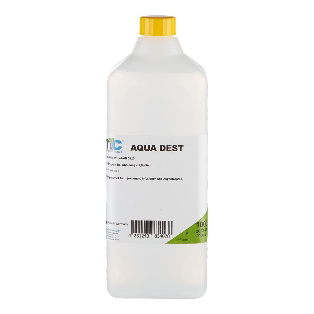Flasche AQUA DEST mit gelbem Verschluss. Etikett mit Produktinformationen und Barcode.