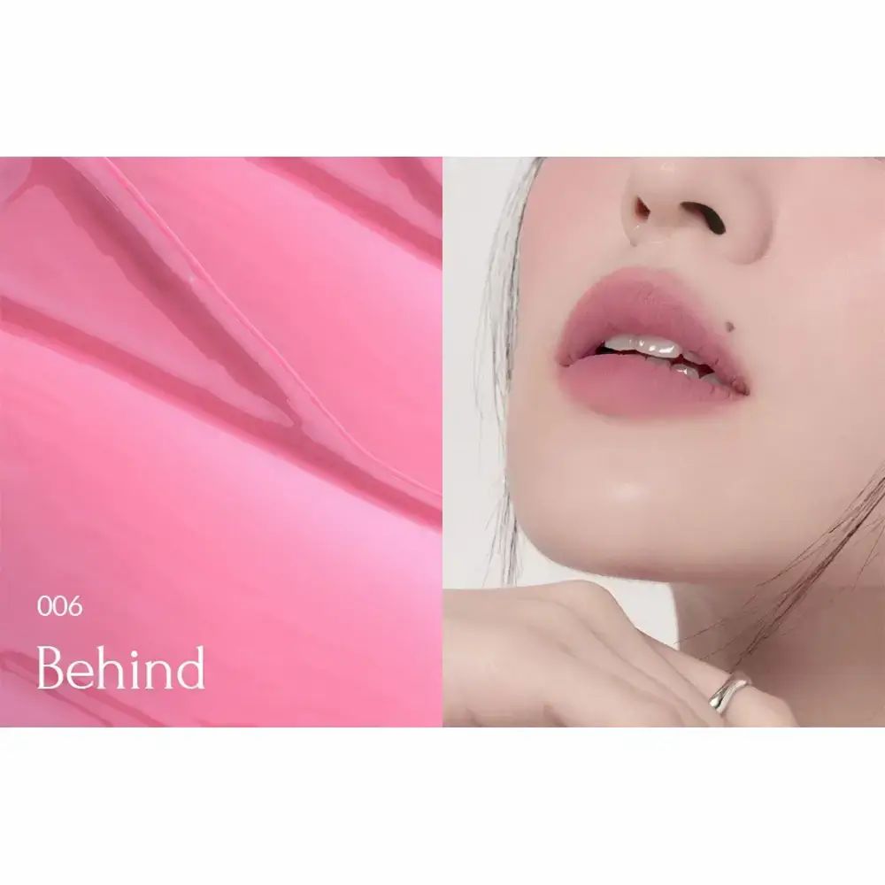 Lippen und Lippenstift. Text: 006 Behind. Rosa Lippenstift-Textur.