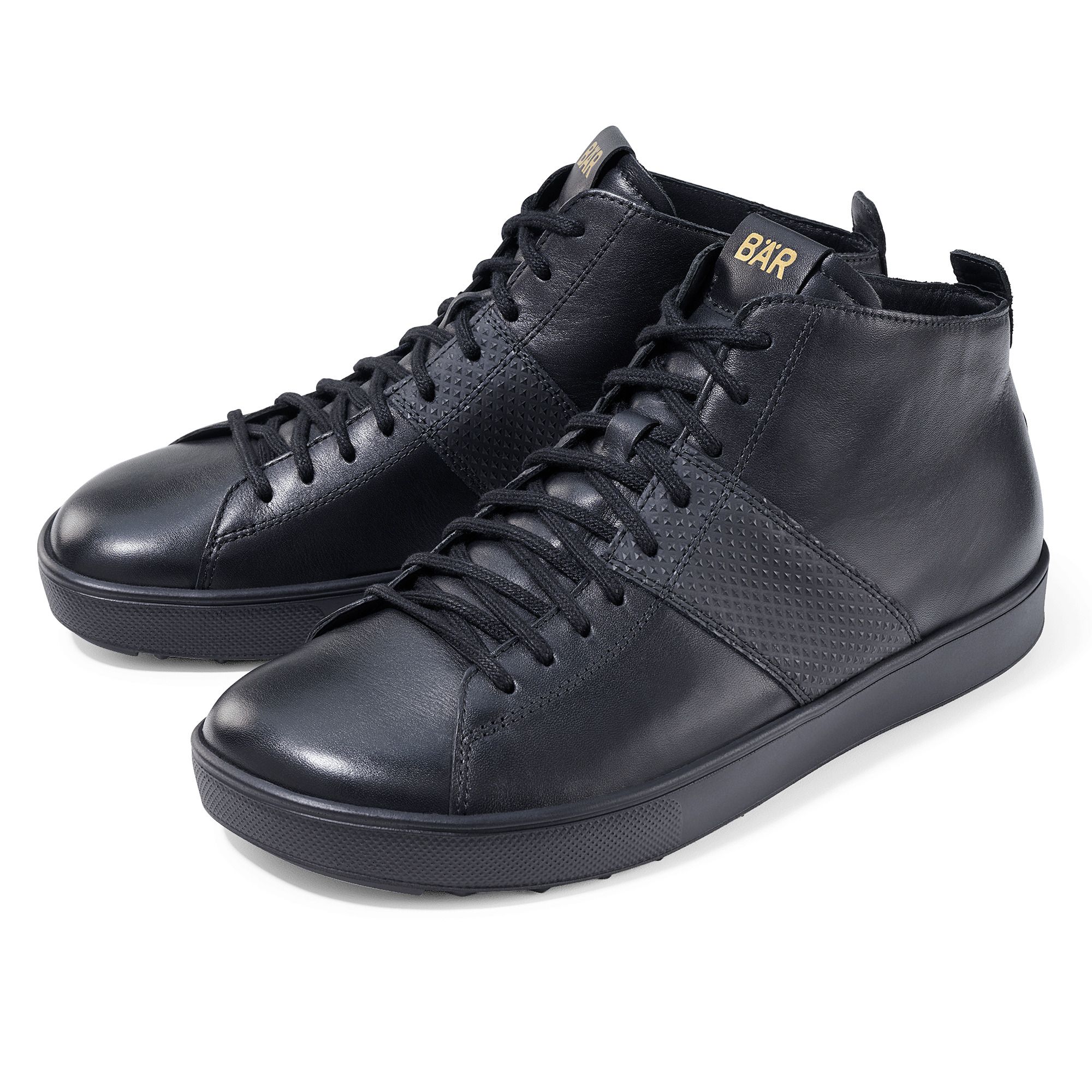 Schwarze Stiefeletten mit Schnürsenkeln. BÄR-Logo auf der Zunge. Seitlich ein strukturiertes Band. Weißer Hintergrund.