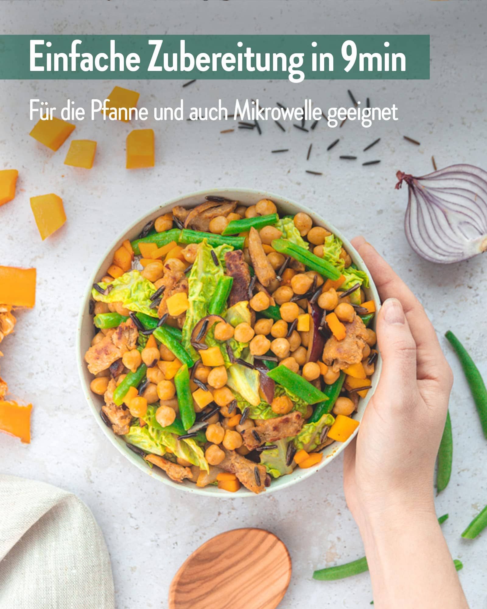 Nahaufnahme eines Gerichts in einer Schüssel. Text: Einfache Zubereitung in 9min. Für die Pfanne und auch Mikrowelle geeignet.