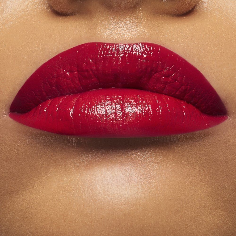 Nahaufnahme von roten Lippen. Die Lippen sind mit rotem Lippenstift bedeckt.