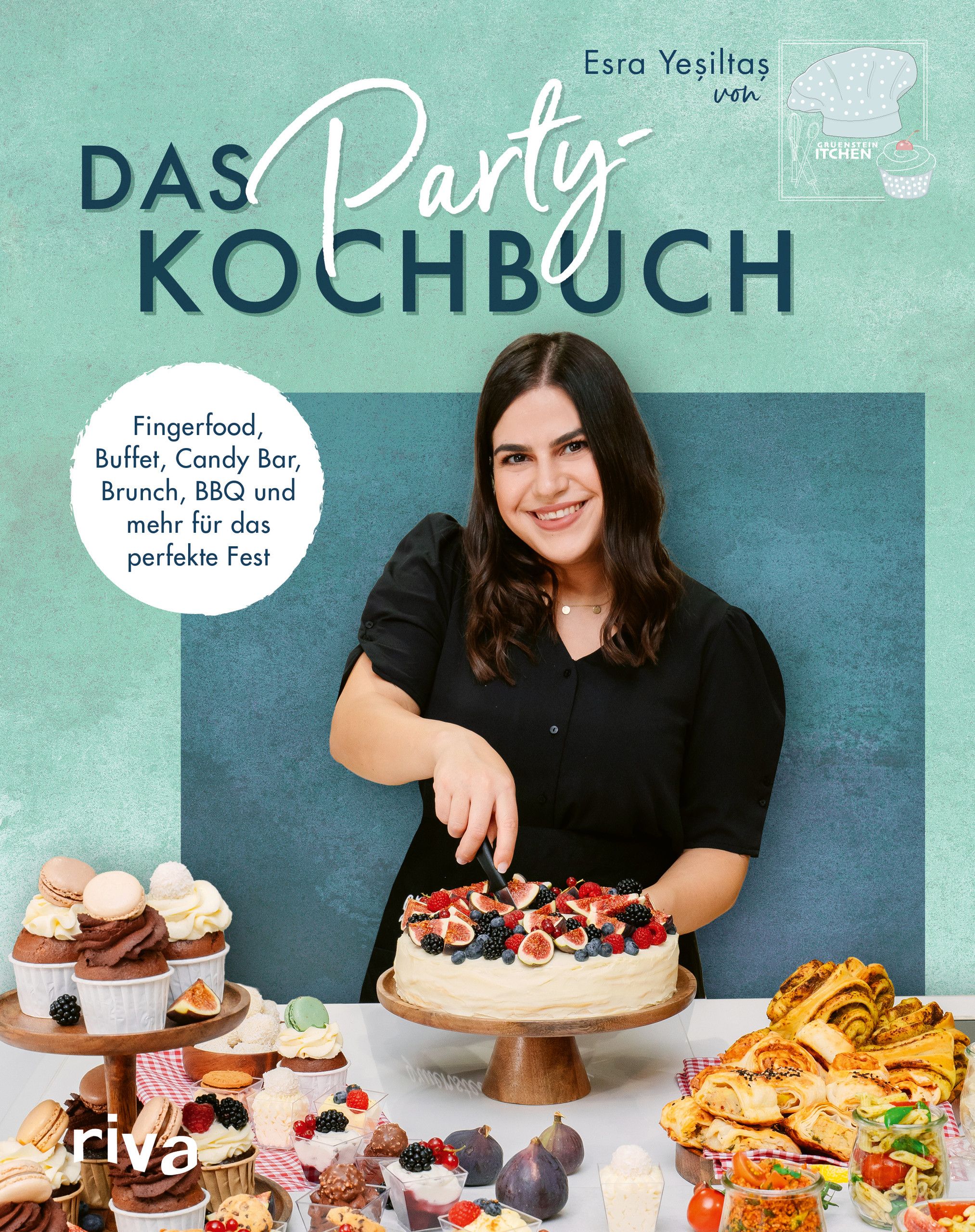 Buchcover mit Titel "Das Party-Kochbuch" von Esra Yeşiltaş. Auf dem Cover eine Frau, die ein Kuchen anschneidet, umgeben von Gebäck und Früchten.