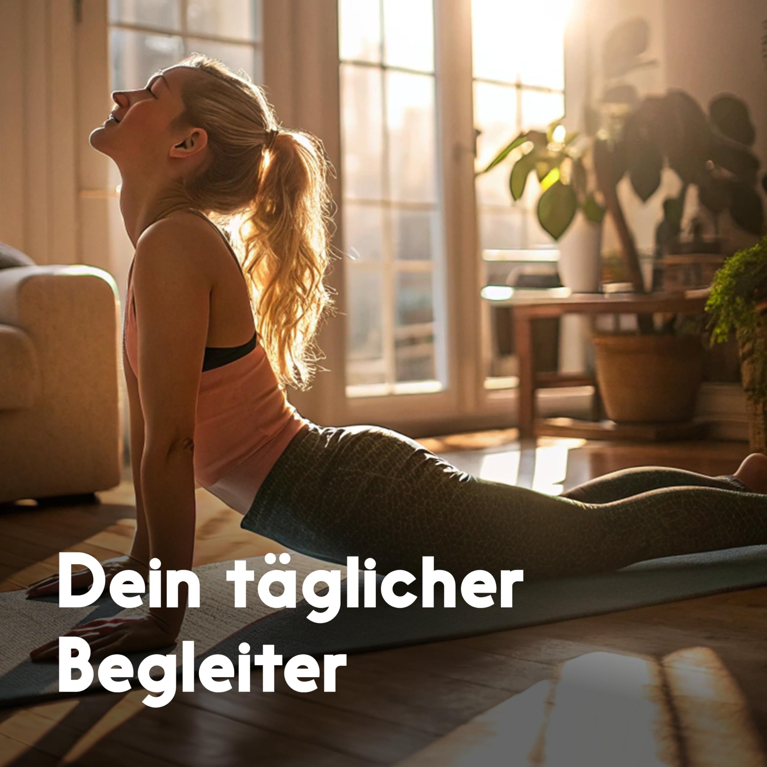 Eine Frau macht Yoga im Wohnzimmer. Auf dem Boden liegt eine Yogamatte. Text: Dein täglicher Begleiter.