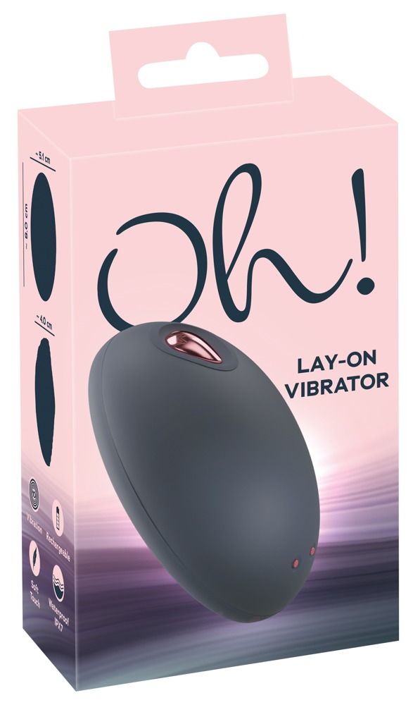 Verpackung mit dunkelgrauem, ovalem Vibrator. Text: Oh! Lay-on Vibrator. Abbildungen: Vibration, wiederaufladbar, Soft Touch, wasserdicht IPX7.