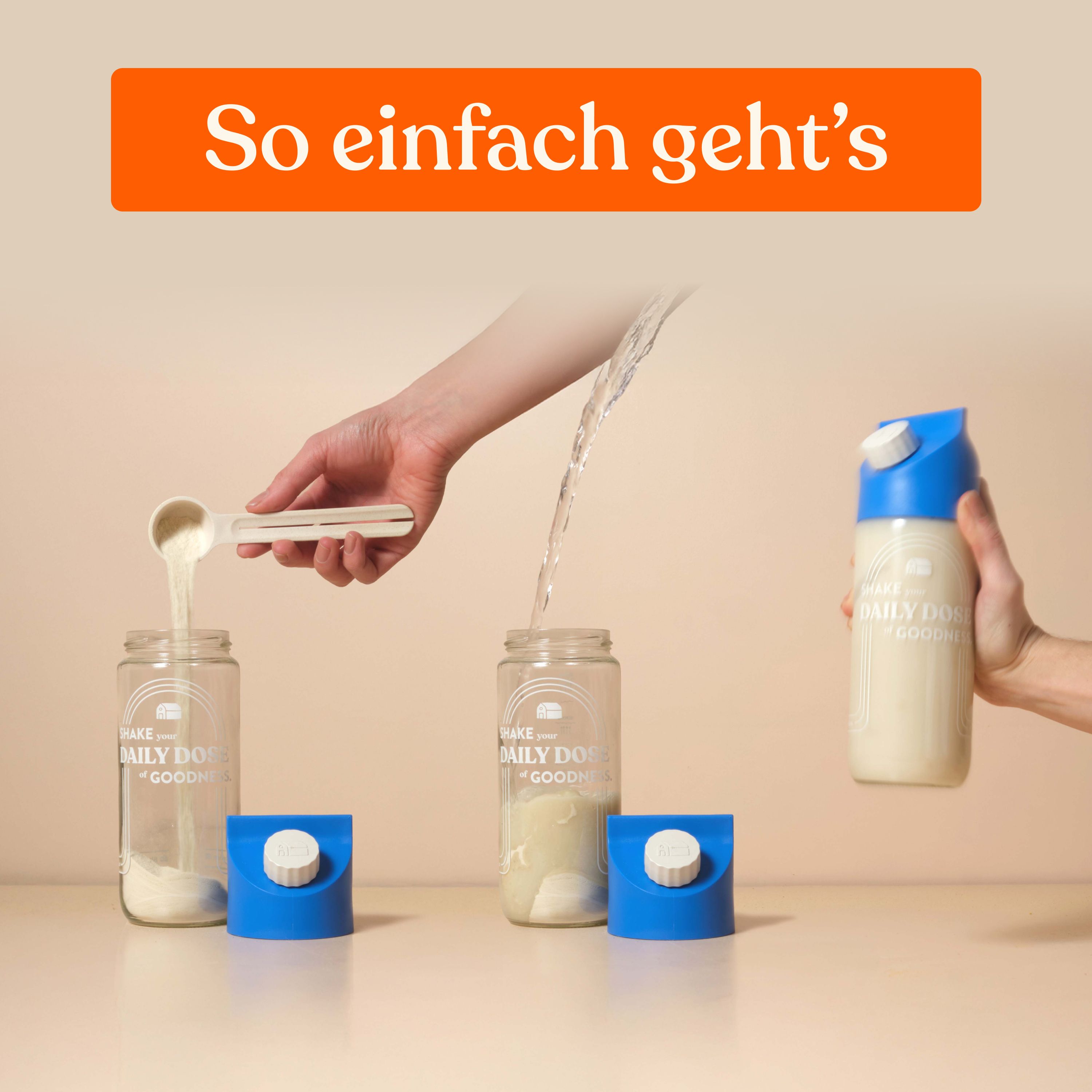 Hände gießen Wasser in Gläser mit Pulver und Shaker. Blaue Deckel und Messlöffel.