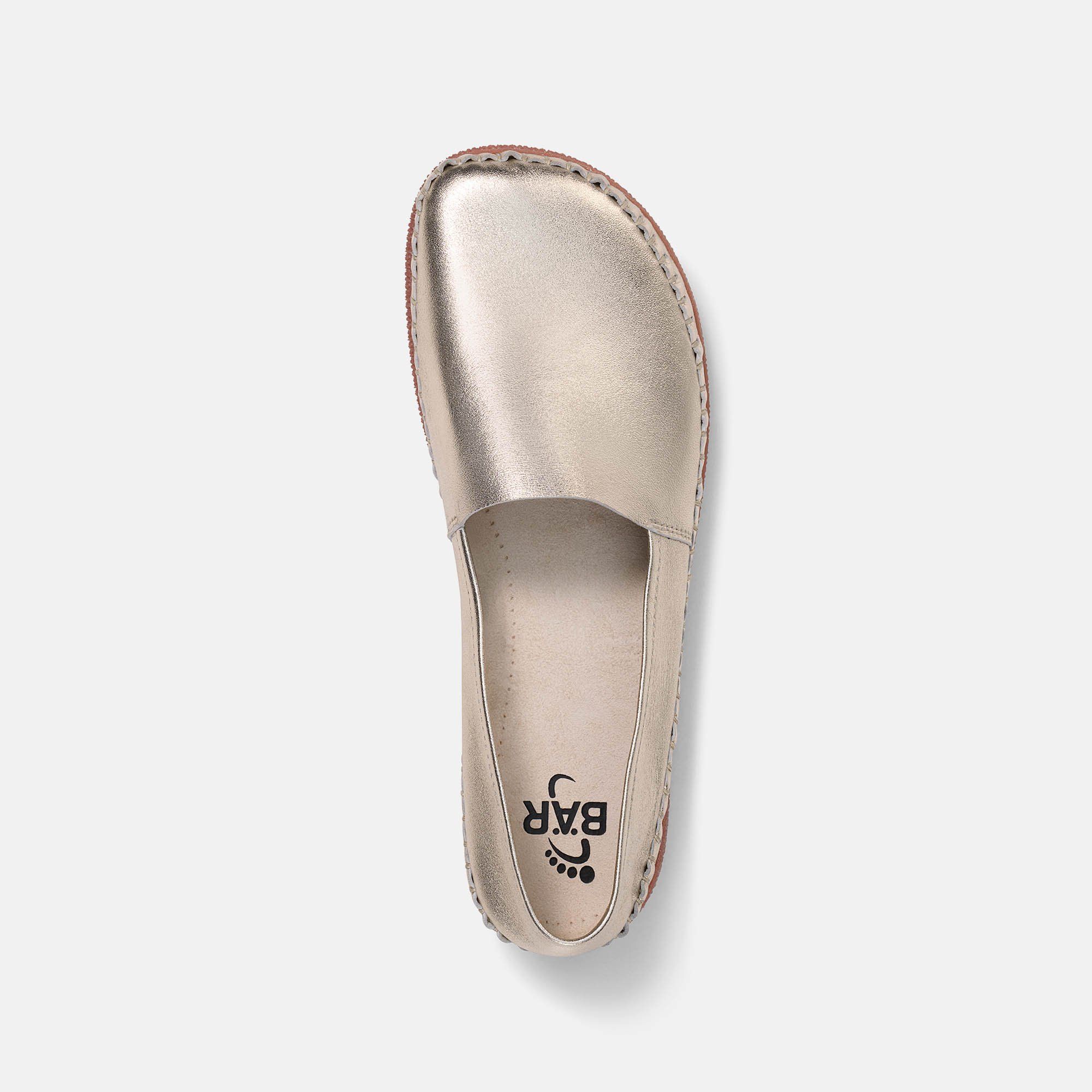 Goldfarbener Slipper, Draufsicht. Quadratische Zehenpartie, braune Sohle, BÄR-Logo.