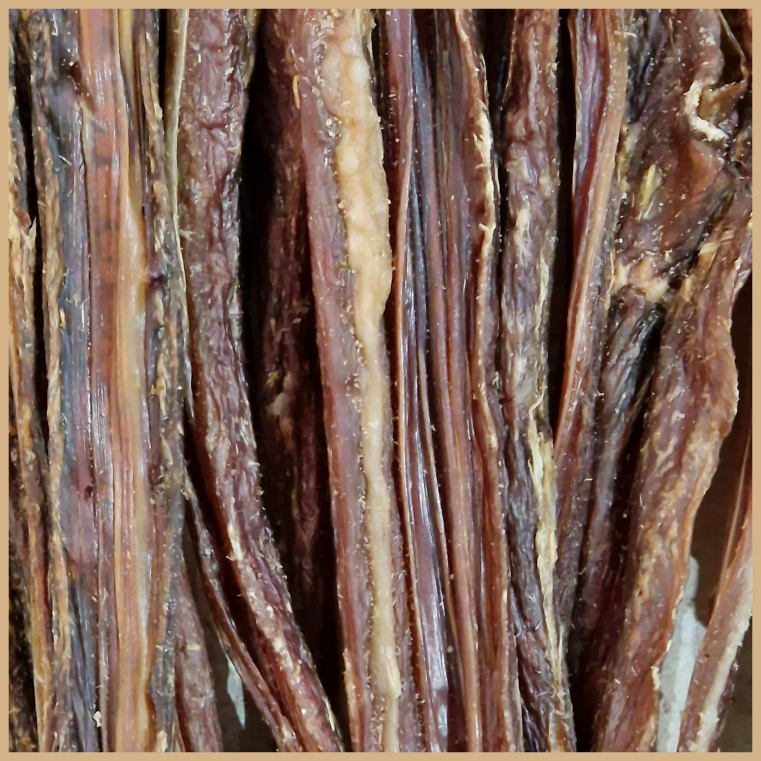 Getrocknetes Rindfleisch, längliche Stücke, braune Farbe, Nahaufnahme.