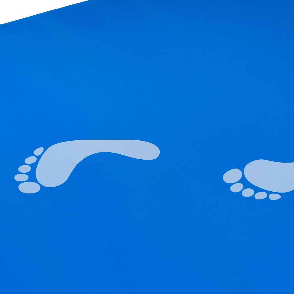 Blaue Matte mit Fußabdrücken. Detailansicht.