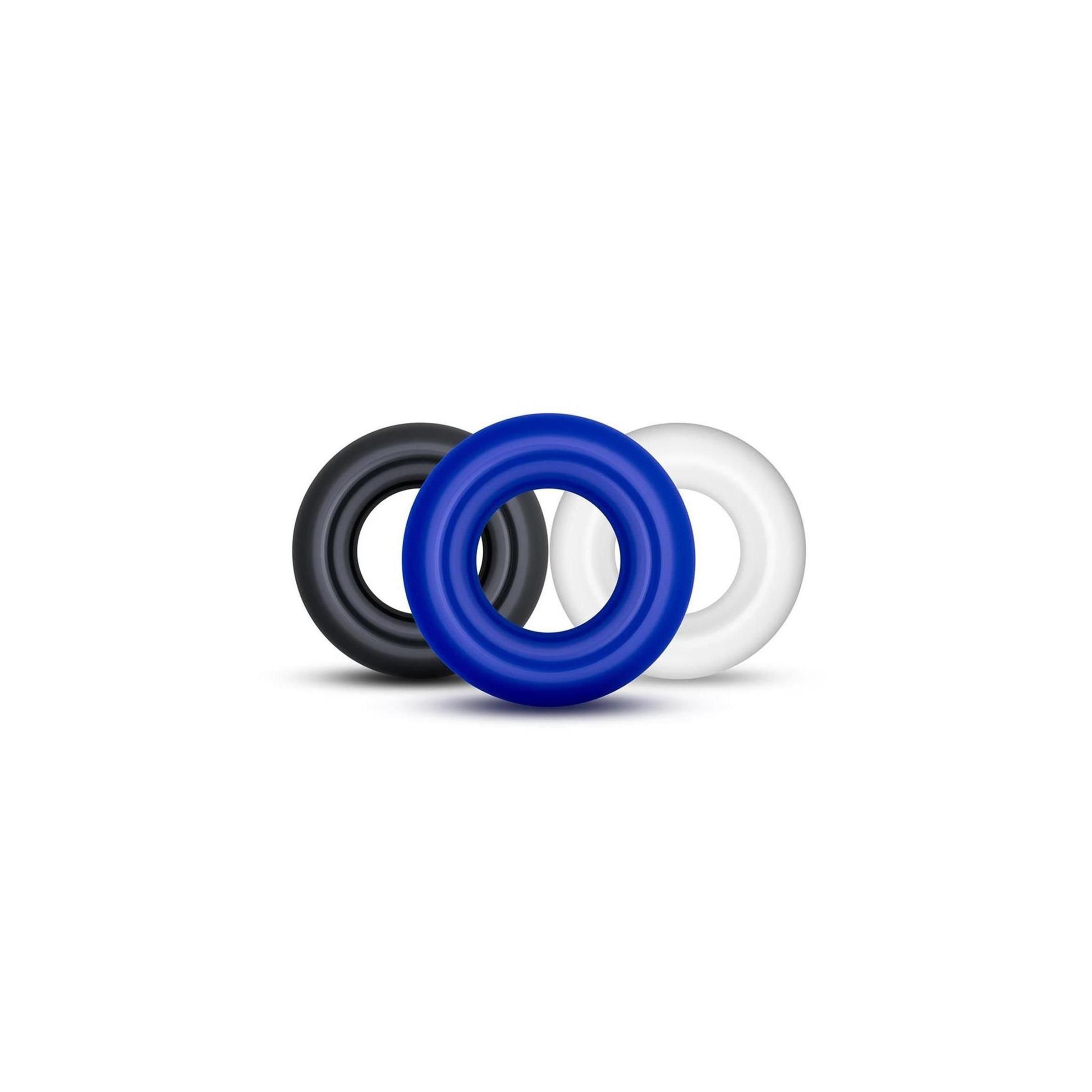 Drei Ringe in Schwarz, Blau und Weiß liegen nebeneinander auf weißem Hintergrund.
