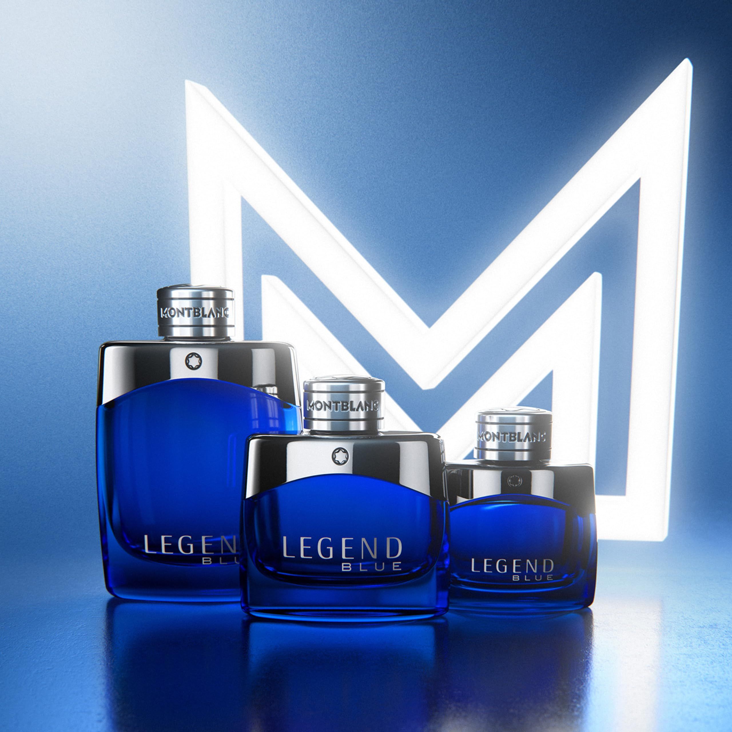 Drei blaue Flakons. Aufschrift: LEGEND BLUE. Marke: MONTBLANC. Hintergrund: Leuchtendes M.