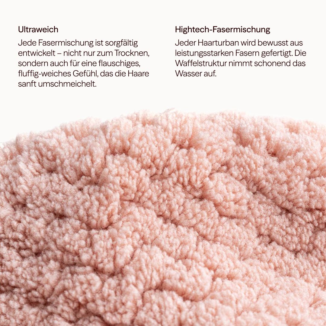 Nahaufnahme eines rosa Haarturbans mit Waffelstruktur. Text beschreibt ultraweiche Fasermischung und Hightech-Fasern.