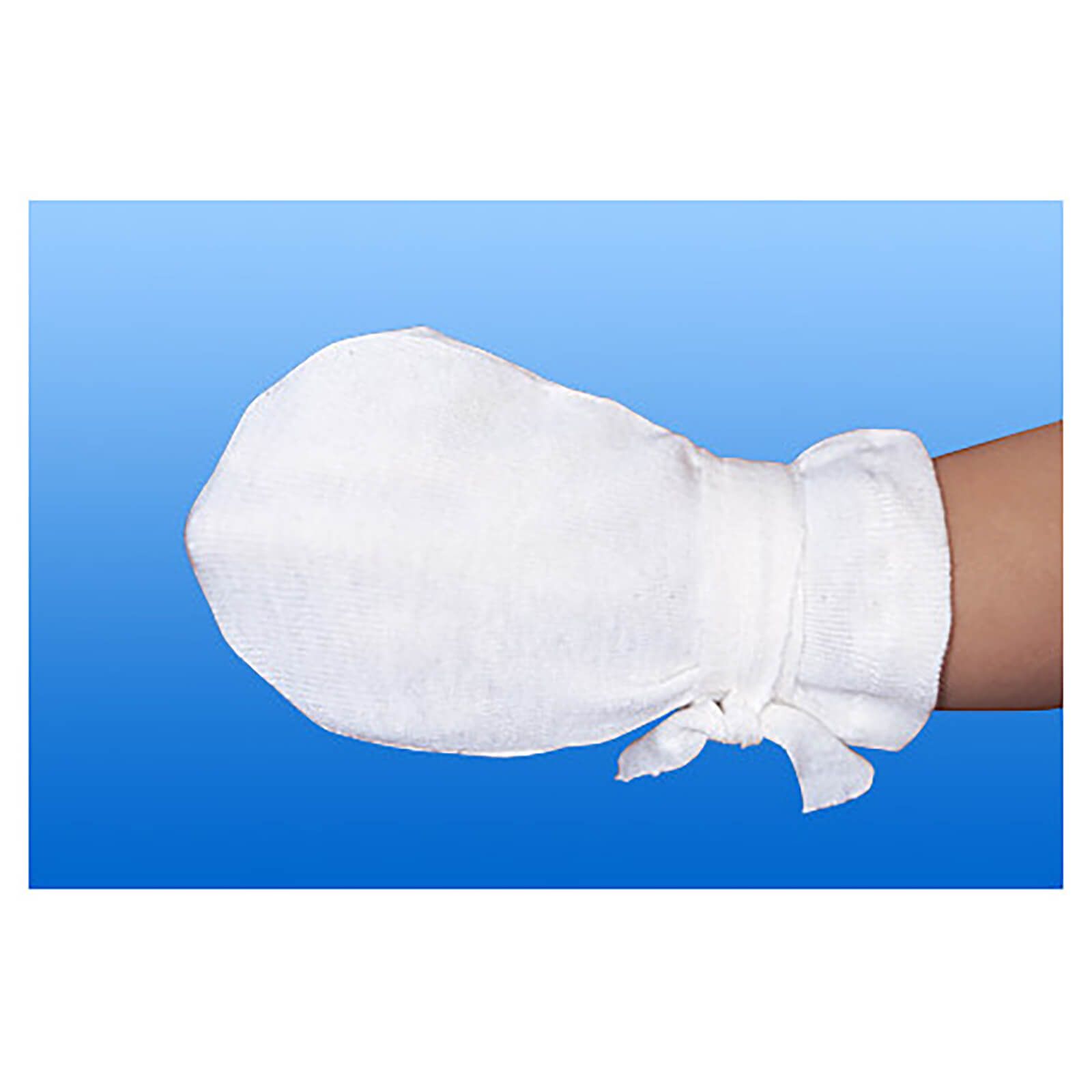 Weißer Fäustling am Handgelenk, mit Bindeband. Auf blauem Hintergrund. 