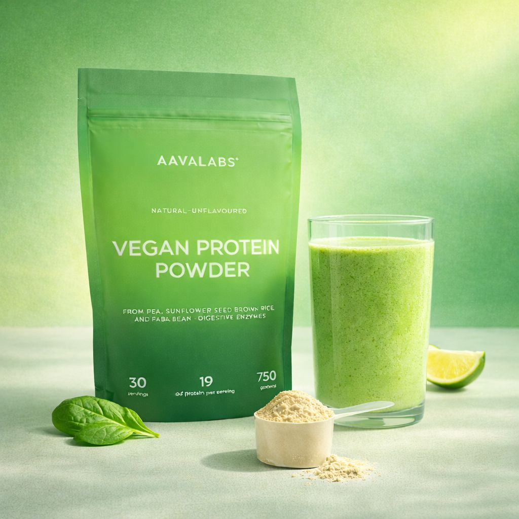 Aavalabs Vegan Protein Powder in grüner Verpackung. Mit Glas, Löffel und Zutaten. 30 Portionen, 19g Protein.