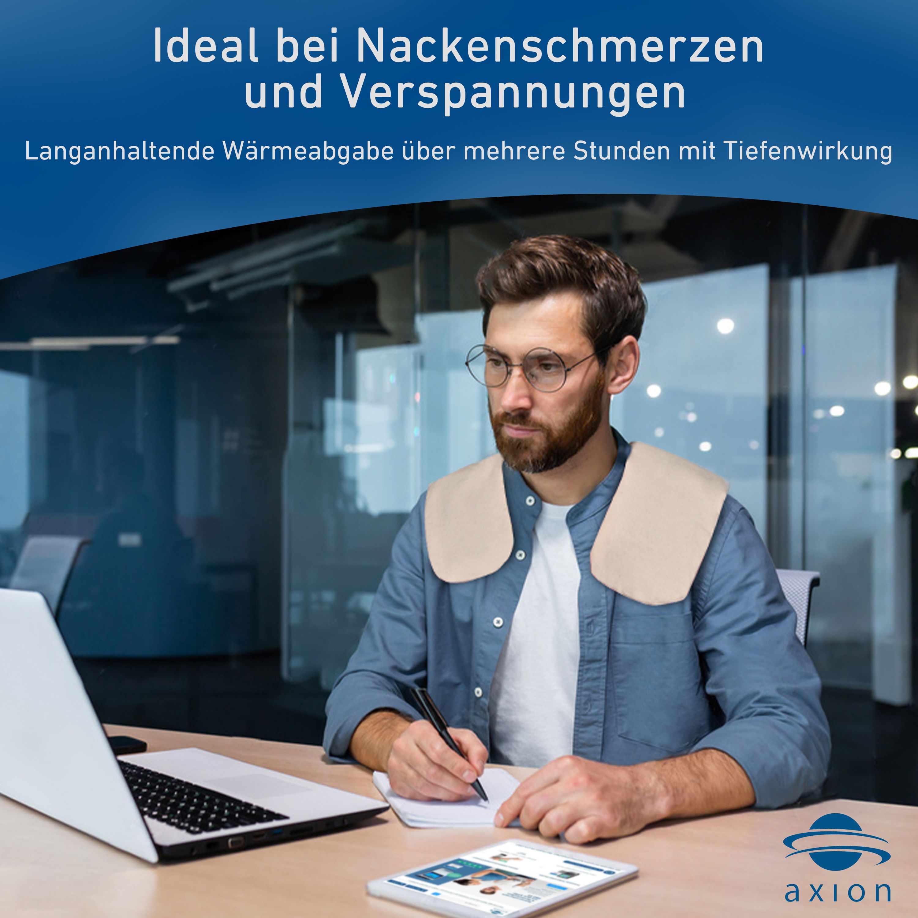 Mann mit Nacken-Wärmekissen am Laptop. Text: Ideal bei Nackenschmerzen und Verspannungen. axion®-Logo.