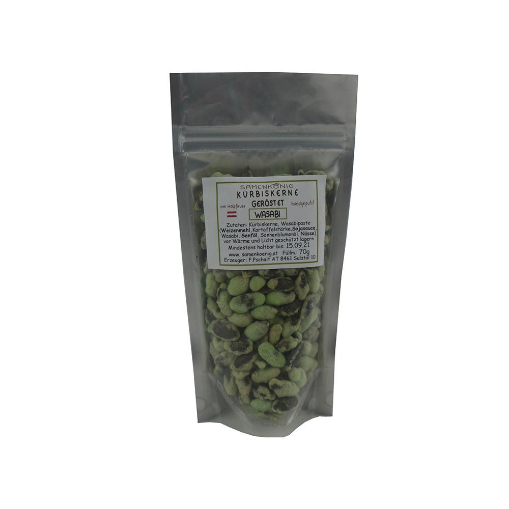 Verpackung mit gerösteten Kürbiskernen mit Wasabi. Etikett mit Produktinformationen. Transparente Verpackung.