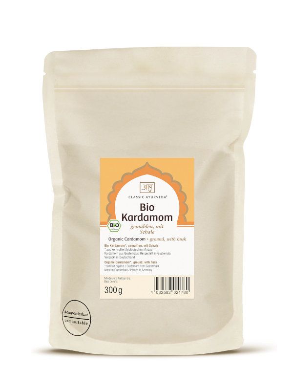 Beutel mit "Bio Kardamom"-Etikett. Text: "Classic Ayurveda". Siegel: "Bio".