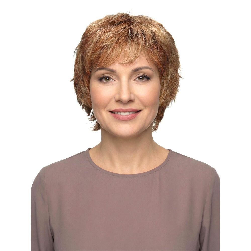 Kurzhaarperücke in Braun-Blond-Tönen. Frau mit braunem Oberteil. Frontansicht.