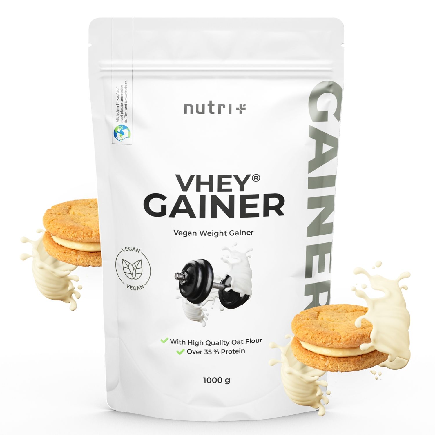 Weiße Standbeutel mit "nutri+" Logo und "VHEY GAINER" Schriftzug. Vegan-Siegel. 1000g. Abgebildet mit Keksen und Milch.