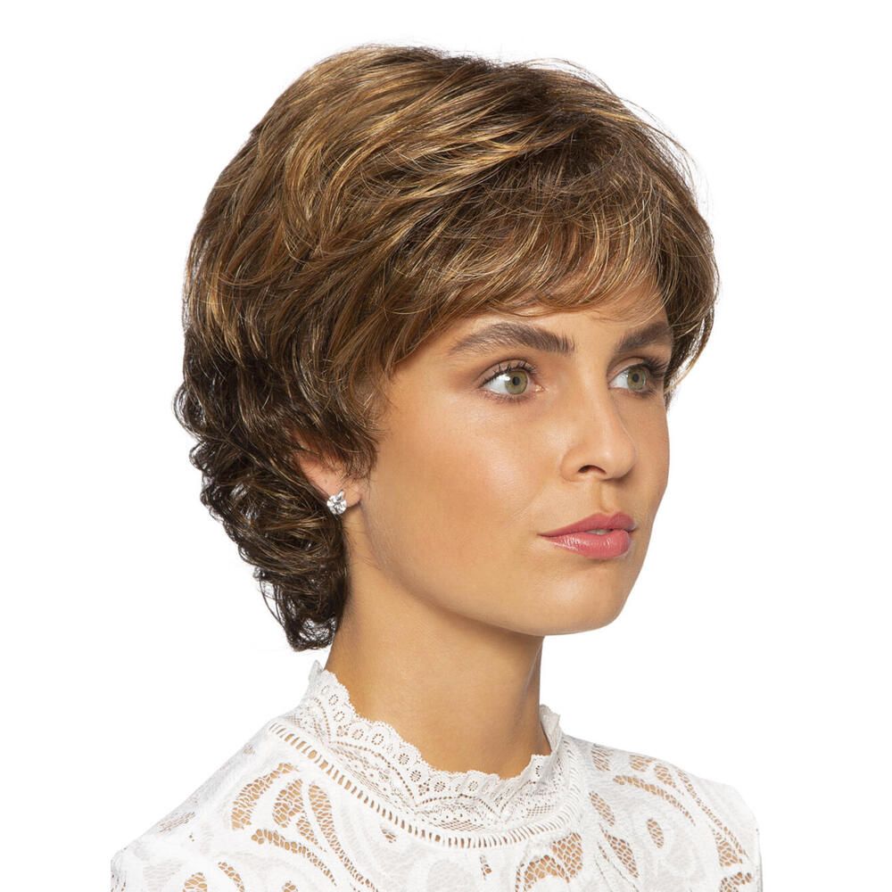 Kurzhaarperücke mit braunen und blonden Strähnen. Nahaufnahme einer Frau mit Perücke und Spitze-Oberteil.