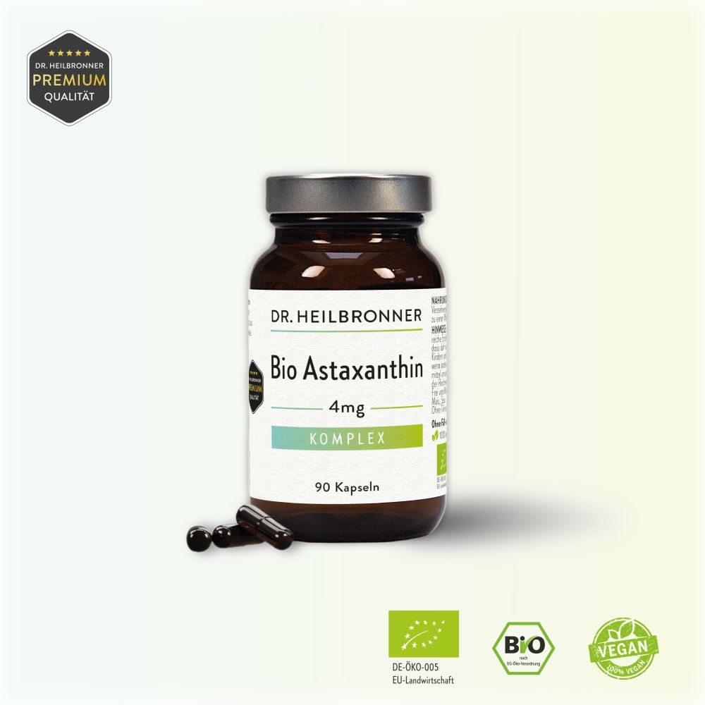 Braune Glasflasche mit Kapseln. Etikett mit "Bio Astaxanthin Komplex 4mg". 90 Kapseln. Bio- und Vegan-Siegel.