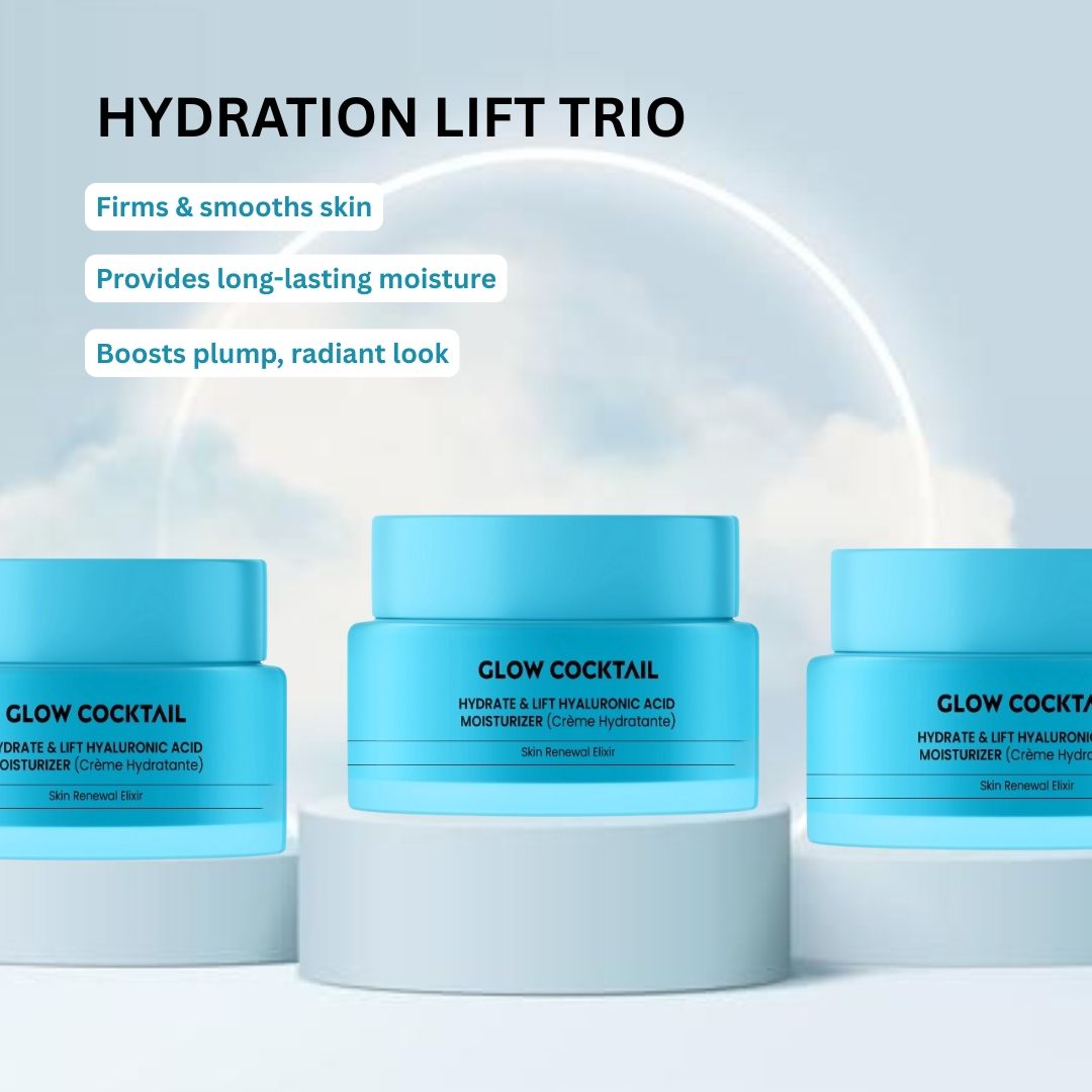 Drei blaue Tiegel auf Podest. Aufschrift: Glow Cocktail, Hydrate & Lift Hyaluronsäure Feuchtigkeitspflege. Skin Renewal Elixir.