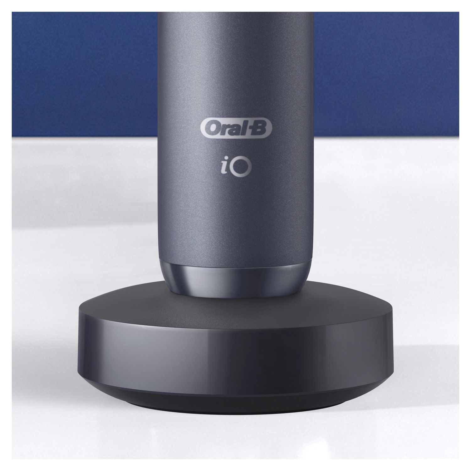 Oral-B - Elektrische Zahnbürste "iO Series 8 + Reiseetui" in Schwarz