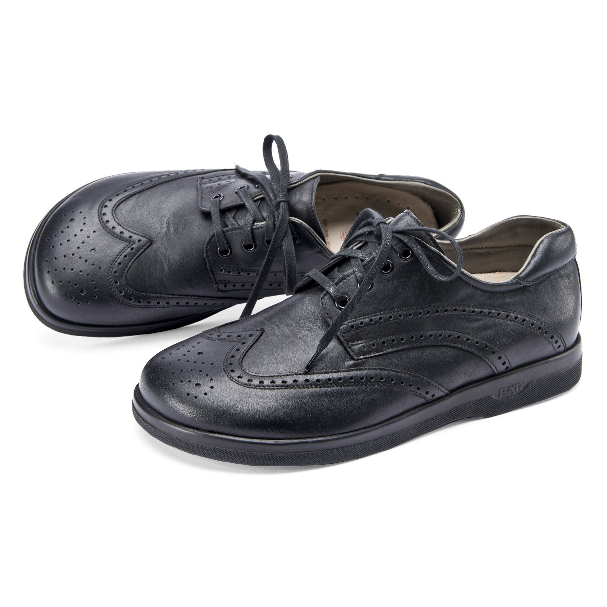 Schwarze Herren-Schnürschuhe mit Lochmuster. Breite Passform. Seitliche Ansicht. Schnürsenkel. Sohle mit Logo.