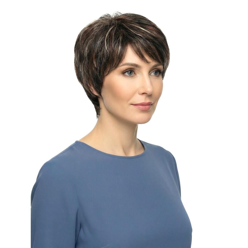 Kurzhaarperücke mit braunen und blonden Strähnen. Frau mit blauem Oberteil. Dreiviertelansicht.